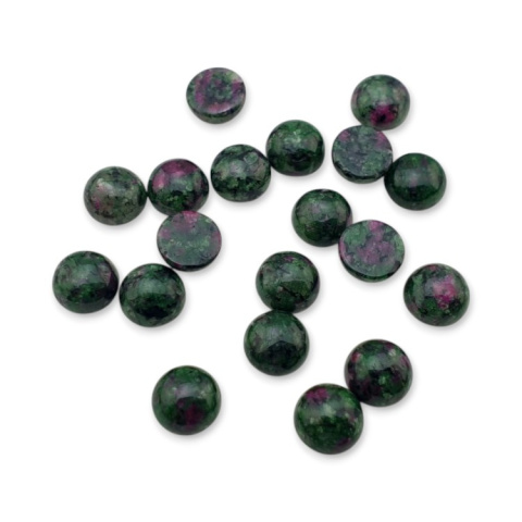 Zoisyt z rubinem kaboszon fi 8 mm 1 szt Zoisyt z rubinem kaboszon fi 8 mm 1 szt