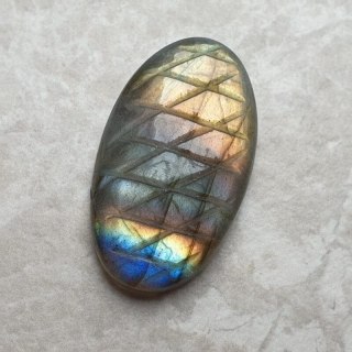 Labradoryt kaboszon carved 32x19 mm nr 21