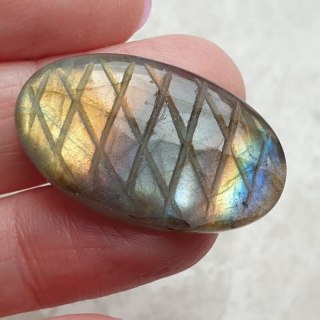Labradoryt kaboszon carved 32x19 mm nr 21