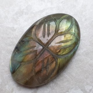 Labradoryt kaboszon carved 32x20 mm nr 2