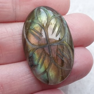 Labradoryt kaboszon carved 32x20 mm nr 2
