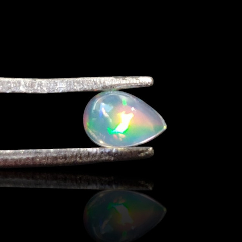 Opal z Etiopii kaboszon 6x4 mm nr 782 Opal z Etiopii kaboszon 6x4 mm nr 782