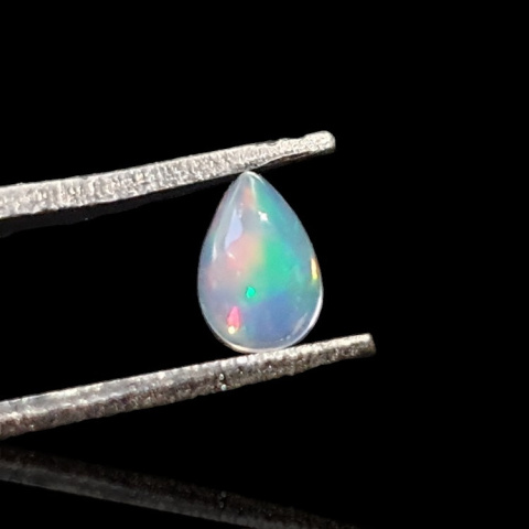Opal z Etiopii kaboszon 6x4 mm nr 782 Opal z Etiopii kaboszon 6x4 mm nr 782