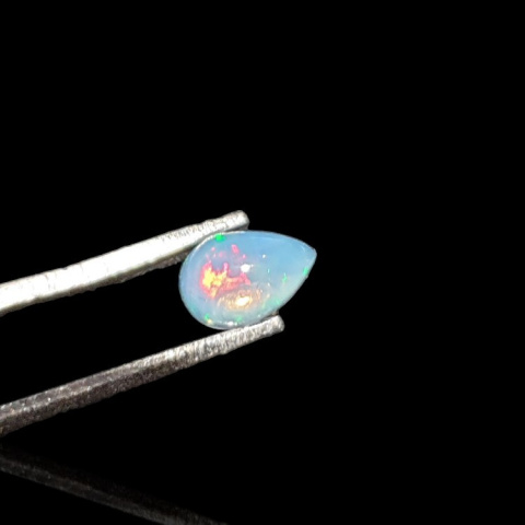 Opal z Etiopii kaboszon 6x4 mm nr 784 Opal z Etiopii kaboszon 6x4 mm nr 784