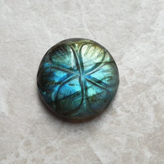 Labradoryt kaboszon carved fi 21 mm nr 136