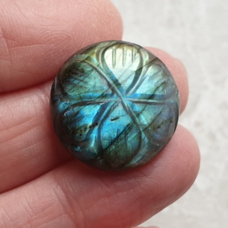 Labradoryt kaboszon carved fi 21 mm nr 136