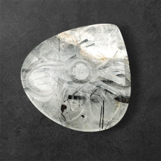Kwarc z turmalinem kaboszon carving 24x23 mm nr 20