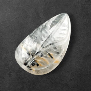 Kwarc z turmalinem kaboszon carving 25x15 mm nr 65