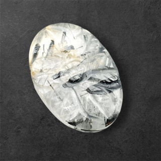 Kwarc z turmalinem kaboszon carving 25x17 mm nr 29