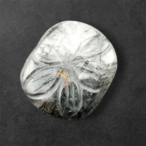 Kwarc z turmalinem kaboszon carved 25x21 mm nr 14 Kwarc z turmalinem kaboszon carved 25x21 mm nr 14