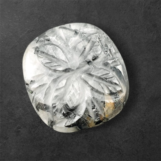 Kwarc z turmalinem kaboszon carving 25x23 mm nr 31