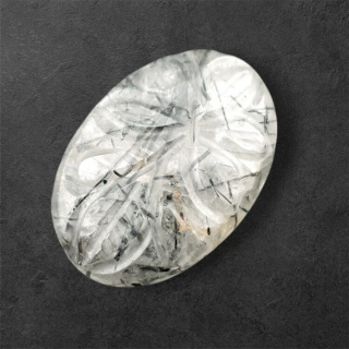 Kwarc z turmalinem kaboszon carving 26x18 mm nr 26