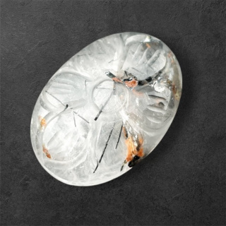 Kwarc z turmalinem kaboszon carving 26x18 mm nr 49