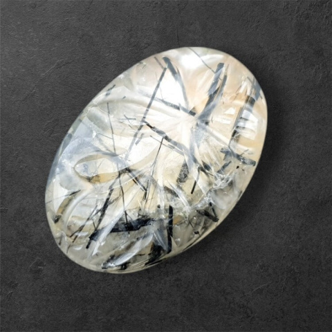 Kwarc z turmalinem kaboszon carved 26x18 mm nr 51 Kwarc z turmalinem kaboszon carved 26x18 mm nr 51