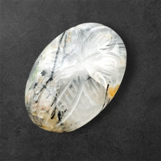 Kwarc z turmalinem kaboszon carving 27x18 mm nr 66