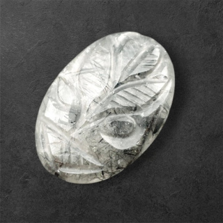 Kwarc z turmalinem kaboszon carving 27x19 mm nr 64
