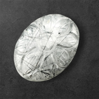 Kwarc z turmalinem kaboszon carving 27x20 mm nr 38