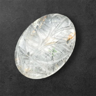Kwarc z turmalinem kaboszon carving 28x20 mm nr 57