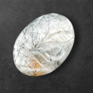 Kwarc z turmalinem kaboszon carving 28x21 mm nr 62