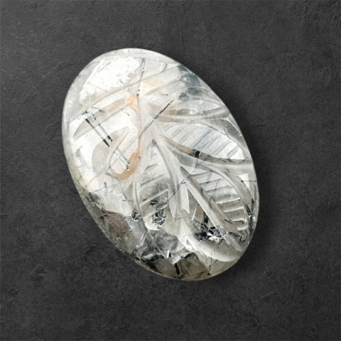 Kwarc z turmalinem kaboszon carved 29x20 mm nr 39 Kwarc z turmalinem kaboszon carved 29x20 mm nr 39