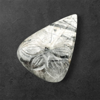 Kwarc z turmalinem kaboszon carving 29x21 mm nr 35