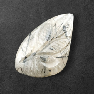 Kwarc z turmalinem kaboszon carving 30x18 mm nr 67