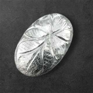 Kwarc z turmalinem kaboszon carved 31x20 mm nr 28