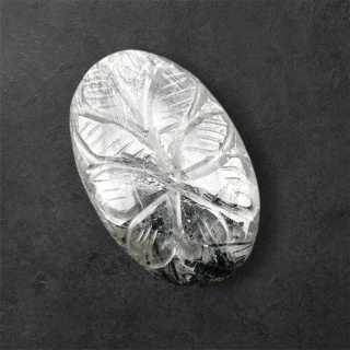 Kwarc z turmalinem kaboszon carved 31x20 mm nr 28