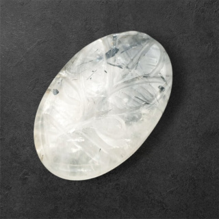 Kwarc z turmalinem kaboszon carved 31x20 mm nr 37