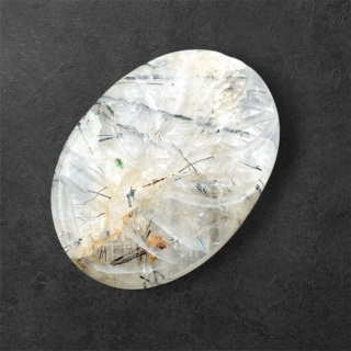 Kwarc z turmalinem kaboszon carved 32x23 mm nr 3