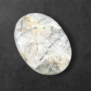 Kwarc z turmalinem kaboszon carved 32x23 mm nr 3