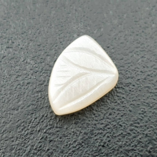 Kamień księżycowy biały kaboszon carving 15x12 mm nr 275