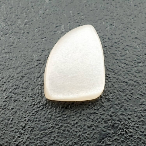 Kamień księżycowy biały kaboszon carved 15x12 mm nr 275 Kamień księżycowy biały kaboszon carved 15x12 mm nr 275