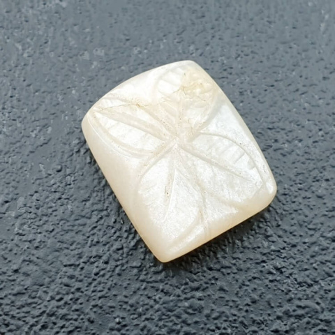 Kamień księżycowy biały kaboszon carved 16x13 mm nr 281 Kamień księżycowy biały kaboszon carved 16x13 mm nr 281