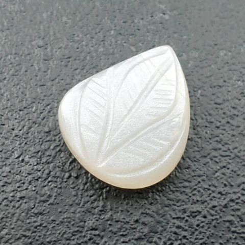 Kamień księżycowy biały kaboszon carved 17x14 mm nr 296 Kamień księżycowy biały kaboszon carved 17x14 mm nr 296