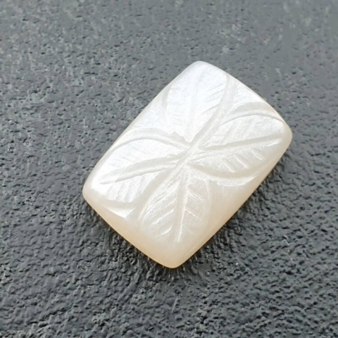 Kamień księżycowy biały kaboszon carved 18x13 mm nr 206 Kamień księżycowy biały kaboszon carved 18x13 mm nr 206