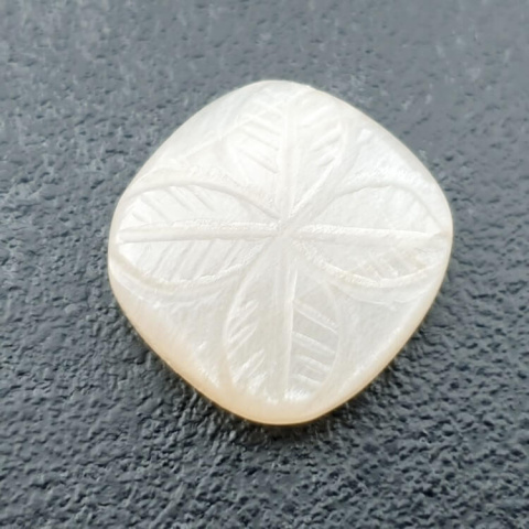 Kamień księżycowy biały kaboszon carved 19x18 mm nr 213 Kamień księżycowy biały kaboszon carved 19x18 mm nr 213