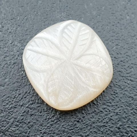 Kamień księżycowy biały kaboszon carved 19x18 mm nr 213 Kamień księżycowy biały kaboszon carved 19x18 mm nr 213