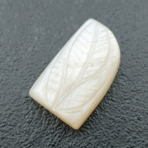 Kamień księżycowy biały kaboszon carved 20x13 mm nr 267 Kamień księżycowy biały kaboszon carved 20x13 mm nr 267