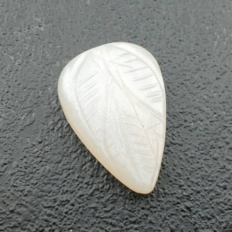 Kamień księżycowy biały kaboszon carved 20x14 mm nr 291 Kamień księżycowy biały kaboszon carved 20x14 mm nr 291