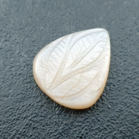 Kamień księżycowy biały kaboszon carved 20x16 mm nr 295 Kamień księżycowy biały kaboszon carved 20x16 mm nr 295