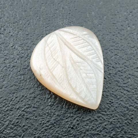 Kamień księżycowy biały kaboszon carved 20x16 mm nr 295 Kamień księżycowy biały kaboszon carved 20x16 mm nr 295