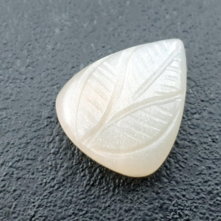 Kamień księżycowy biały kaboszon carving 21x17 mm nr 216