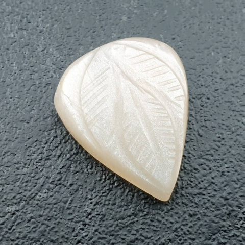 Kamień księżycowy biały kaboszon carved 21x17 mm nr 251 Kamień księżycowy biały kaboszon carved 21x17 mm nr 251