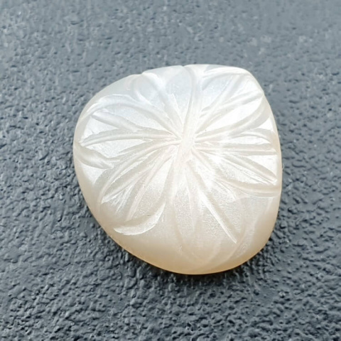 Kamień księżycowy biały kaboszon carved 21x20 mm nr 276 Kamień księżycowy biały kaboszon carved 21x20 mm nr 276