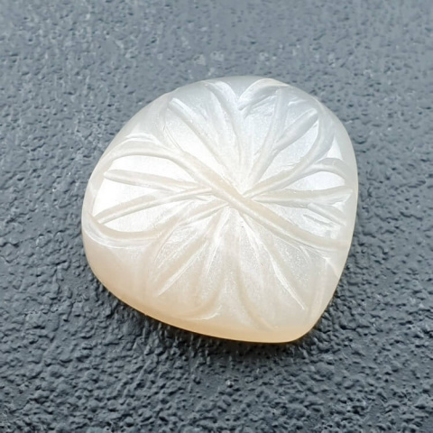 Kamień księżycowy biały kaboszon carved 21x20 mm nr 276 Kamień księżycowy biały kaboszon carved 21x20 mm nr 276