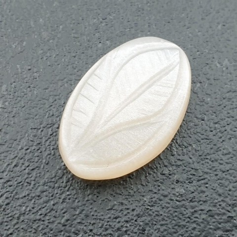 Kamień księżycowy biały kaboszon carved 22x14 mm nr 289 Kamień księżycowy biały kaboszon carved 22x14 mm nr 289