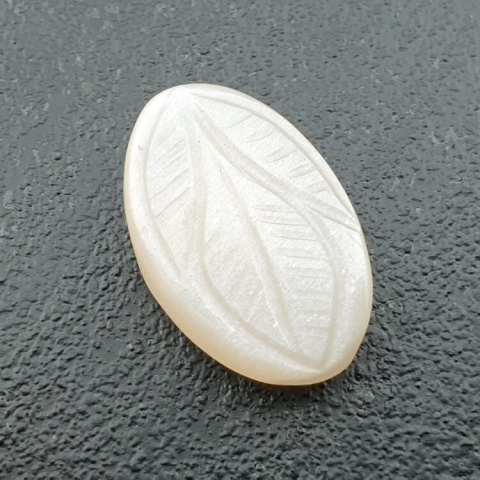 Kamień księżycowy biały kaboszon carved 22x14 mm nr 289 Kamień księżycowy biały kaboszon carved 22x14 mm nr 289