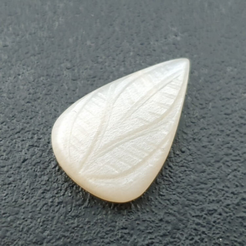 Kamień księżycowy biały kaboszon carved 22x15 mm nr 293 Kamień księżycowy biały kaboszon carved 22x15 mm nr 293