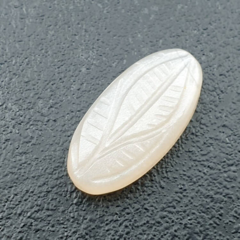 Kamień księżycowy biały kaboszon carved 23x11 mm nr 226 Kamień księżycowy biały kaboszon carved 23x11 mm nr 226